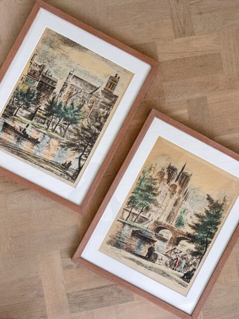 Paris, 1956 🗼2 stk grafiske trykk (prøvetrykk) signert Hagfoss. Klassiske motiver fra Seinen, pent rammet inn i lyse eikerammer, 43 x 54 cm. 1000 kr stk. Kjøpe nå med Vipps? Send melding. Må hentes, sendes ikke.