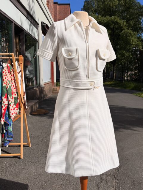 *SOLGT* Superstilig og sommerlig sett med kort jakke og kjole fra svenske Martinette, vintage 1960-70-talls. I meget god stand. Passer dagens str 34-36. Pris på DM eller stikk innom butikken. 🤍🤍