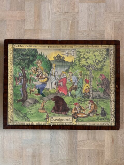Eventyrland ✨Fantastisk tegning av kunstneren Birger Cranner (1902-1945), kjent for illustrasjoner på julekort, bøker osv. Han var også far til artist Alf Cranner. 
I glass og ramme med mål 84×65 cm. Jeg har ikke tatt det ut av rammen og er dermed litt usikker på om dette er en ekte original eller et trykk, men jeg synes det ser litt håndfargelagt ut flere stedet. Litt patina på ramme. Pris: 2000 kr. Kjøpe nå med Vipps? Send melding. Må hentes, sendes ikke. 

#tidstypisk #tingsomtålertidenstann #birgercranner #eventyrland