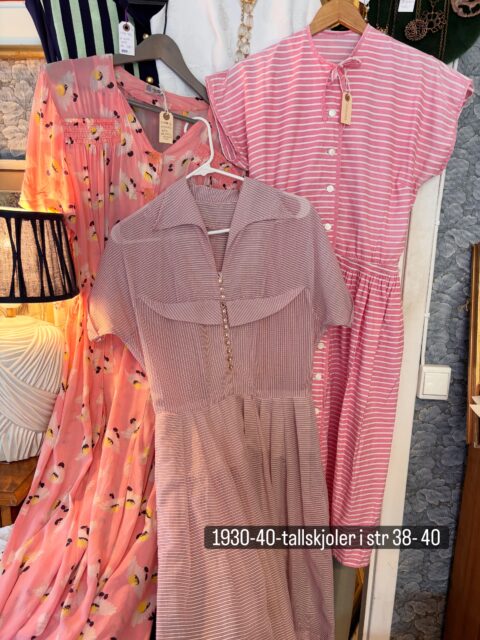 Denne uka er butikken fylt opp av nydelige vintage sommerkjoler fra 1930 til 50-tall, pluss masse annet fint som henger og venter på deg - velkommen! Onsdag 14-18. 🤗 🩷
