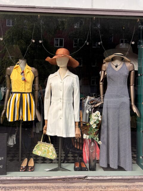 Mangler du noe til vår- og sommergarderoben? ☀️😎🐝 Denne stilige gjengen venter på deg hos Tidstypisk i helgen, åpent fredag 14-18, lørdag og søndag 12-16!
