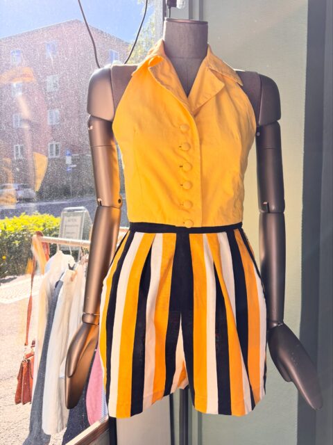 Vintage 1960-70s minishorts og solliv. Begge i str XS/34. Må prøves, selges kun i butikk⛱️☀️velkommen!🤗

#tidstypisk #tingsomtålertidenstann #vintageklær #vintagebutikk #oslo