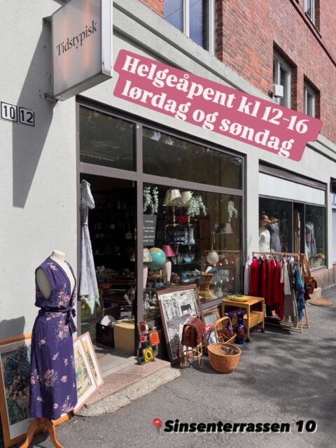 Helgeåpent hos Tidstypisk - lørdag og søndag kl 12-16. vintageklær, vintageinteriør, kunst, lamper, vinyl, småmøbler og mye annet fint og spennende 😍Velkommen! Adressen er Sinsenterrassen 10, sentralt og sentrumsnært, rett ved trikkestopp, T-bane og buss, og parkering i gatene i området.