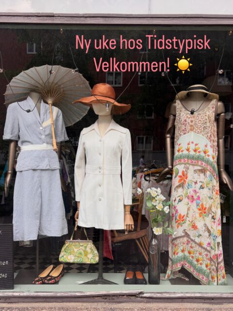Gleder meg til å se deg her i butikken, velkommen enten du er på jakt etter noe nytt til sommergarderoben eller vintageinteriør, kunst eller lamper til hus og hjem. ❣️Butikken har fast åpningstider fem dager i uka,  onsdag til søndag. Onsdag 14-18 😃☀️⛱️