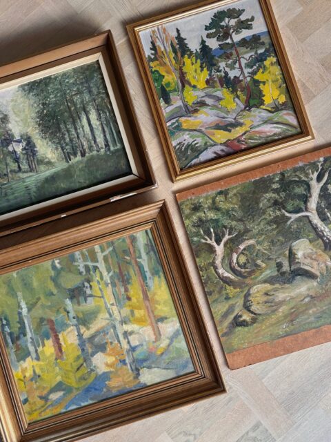 Langt inne i skogen den grønne🌲4 malerier på plate til salgs. Kjøpe nå med Vipps? Send melding. Må hentes.
#1: Maleri signert Asbjørn Gullerud (1909-1995). Rammmemål 57 x 51 cm. Pris: 800 kr
#2: *SOLGT* Maleri signert Bjarne Thoren (1904-1969). Rammemål 39 x 45 cm. Pris: 600 kr.
#3: Maleri, ikke signert. Uten ramme, 56 x 48 cm. Pris 750 kr. 
#4: Maleri signert Offenberg-Wik. Rammemål: 50 x 43 cm (maleriet kommer bedre frem uten ramme) Pris: 500 kr.