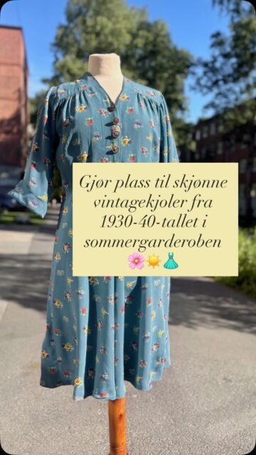 Se på disse fire skjønne sommerkjolene jeg fikk donert til butikken av en snill dame, som hadde arvet dem av sin kjære mormor 🥰 Kjolene er så søte, tenk at de er fra 1930-40-tallet! De kunne jo like gjerne blitt laget i dag, ikke sant? Men dette er ekte vintage som tåler tidens tann 🩷 Fine stoffer med blomster- og prikkemønster og atomic prints, flotte knapper og tidstypiske detaljer. Forhåpentlig får kjolene nye eiere raskt, de er i god vintagestand og er jo helt perfekte å bruke nå fremover! De tre første er nokså like i snitt og størrelse, den opprinnelige eieren var nok ganske petite da kjolene ble sydd til henne, for de passer en litt lav str 36 (jeg på 173 cm er for høy til disse). Den siste brune har smalere passform, str 34. Alle kjolene er i butikk nå, åpent fredag 14-18, lørdag og søndag 12-16. Velkommen! 🩷🌸🌞