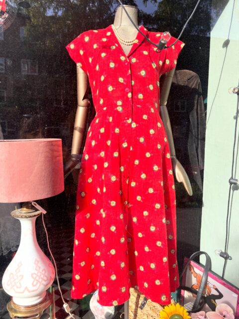 Fredag 14-18, lørdag og søndag 12-16 👗
🍎Vintage eplekjole fra Alexandra Oslo, 1970-tall, str 38
🌸Rosamønstrede vintagekjoler str M 
☀️Kort 60-70-tallsjakke str 36