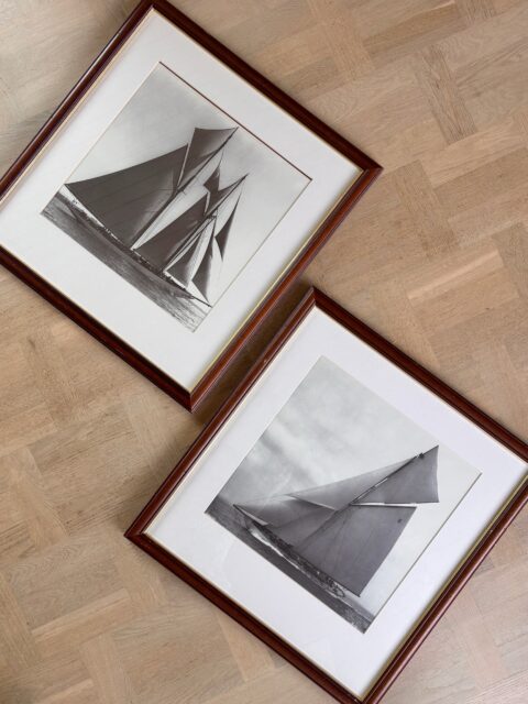 To maritime bilder i ramme med mål 61 x 59 cm, 600 kr per stk. Kjøpe nå med Vipps? Send melding. Bildene må hentes, sendes ikke. Åpent onsdag 14-18. ⛵️⛵️