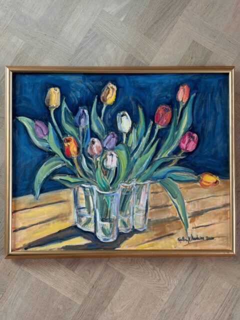Herlig fargerikt maleri på plate av tulipaner i Iittalas Aalto-vase, signert og malt i år 2000. Rammemål 65 x 54 cm. Pris: 1800 kr. Kjøpe nå med Vipps? Send melding. Må hentes. 🌷🌷🌷