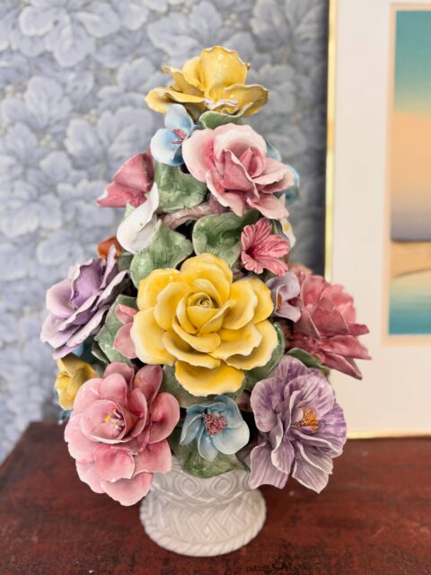 *SOLGT* Fantastisk statement piece 🌸 Stor blomsteroppsats i keramikk, vintage og laget i Italia. H 50 cm. Nydelige farger. Noe skår på kronblader. Pris: 1200 kr. Kjøpe nå med Vipps? Send melding, denne må hentes, sendes ikke.