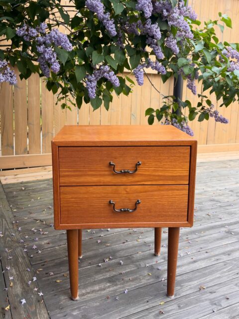Nett og praktisk nattbord i teak med to skuffer. 60-talls. Litt patina. 40 x 32 cm, H 51 cm. Pris: 990 kr. Kjøpe nå med Vipps? Dend melding. Må hentes. Onsdag 14-18.

#tidstypisk #tingsomtålertidenstann
