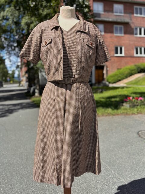 Misses dresses, Nelson Caine, New York 🤎 Superfin brunrutete vintagekjole med belte og kort jakke, fra sent 1940-tidlig 1950-tall. Amerikansk design. Midje 70 cm, str 36-38. Vet at mange av dere liker denne kjolefasongen veldig godt 😻 må prøves, selges kun i butikk. Velkommen hit 👋🏻