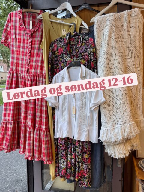 Helgeåpent! Butikken bugner av alt mulig fint fra typ 1890-1990! Kom og finn vintageskatter til hjemmet og garderoben hos @tidstypisk 😻 Lørdag og søndag 12-16, velkommen! 🤗 Adresse: Sinsenterrassen 10, sentralt i Oslo rett ved 17-trikkestopp, T-bane og buss, parkering i gatene rundt.