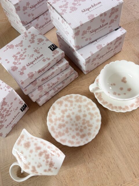 Søte Slåpeblom fra Wik & Walsøe - lyserosamønstret servise i benporselen til 4 pers 🌸 4 tekopper (30 cl) med skål, 4 små kakeasjetter (Ø 13 cm) og fløtemugge (25 cl) selges samlet for 1500 kr. Meget pent, alt ligger i original emballasje. Kjøpe nå med Vipps? Send melding. Serviset må hentes, sendes ikke. Second Hand, serviset er fortsatt til salgs i vanlig butikk ☕️🌸