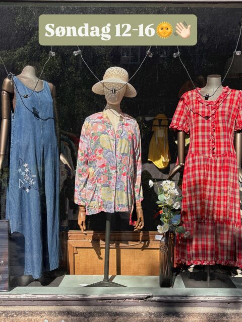 Søndagsåpent 12-16! 👗🌞👋🏻 Hos Tidstypisk finner du ekte vintageklær fra 1920-1990-tallet, samt noe second hand 2000-talls. Velkommen 🤗