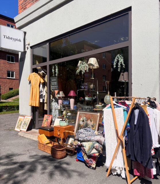 Åpent! Tidstypisk har faste åpningstider, og butikken er åpen fem dager i uka, onsdag til søndag. Du finner all info i profilbio og på nett. 
📍Sinsenterrassen 10 ligger svært sentralt i Grünerløkka bydel, mellom Torshovdalen, Carl Berner og Løren, 50 meter fra 17-trikkestoppet Sinsenterrassen, 5 min gange fra Sinsen Tbane. Her er det veldig greit å komme med bil, parkering finner du i sidegatene rundt butikken. Velkommen! 🤗