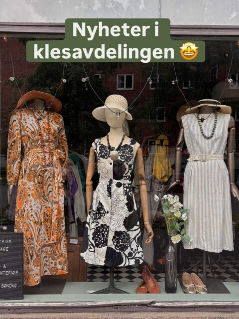 Sjekk de fine nyhetene! Klesavdelingen er stappfull av vintageklær fra 1920-1990, og butikken er åpen i helga, lørdag og søndag 12-16. 🤩🤩