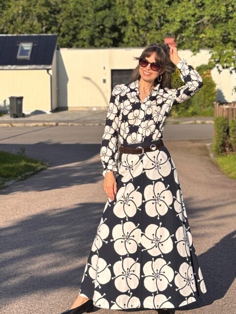 That 70s Show 🌸 Todelt sett i bomull, finsk design, matchende skjorte og skjørt. Legg merke til at det er større blomster på skjørtet enn på skjorten, det gir en skikkelig kul effekt. Begge passer størrelse 36. Skjorten er smal over bysten, må prøves, selges kun i butikk.
❣️👉🏻Ikke la deg lure av at det står 40 på størrelseslappen i plaggene, jeg oppgir alltid dagens størrelser her på insta og på mine prislapper i butikken. Selges kun samlet. Kom og kjøp det før jeg gjør det, he he 🤩 for ja- jeg elsker slike sett, skjorten kan fint brukes til jeans, og du kan ha en trøye til skjørtet, veldig anvendelig. Åpent onsdag 14-18, velkommen! 🤗