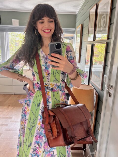 *SOLGT* Kul og romslig skinnveske, vintage med nydelig patina. Fin som weekendbag. Har plass til bærbar pc, magasin osv. 1000 kr. Kjøpe nå med Vipps? Send melding. Åpent fredag 14-18, stikk gjerne innom for å se på den også. 😊