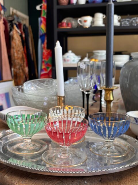 4 stilige, håndmalte dessertskåler på stett, vintage 1960-talls fra Magnor 🍧 De er i god vintagestand. Pris/ 250 kr stk, selges kun samlet. Glassene håndvaskes 😇 Det søte brettet i metall koster 349 kr. Kjøpe nå med Vipps? Send melding. Må hentes. Åpent søndag 12-16. 

#tidstypisk #tingsomtålertidenstann #dessertskåler #dessertglass #magnor
