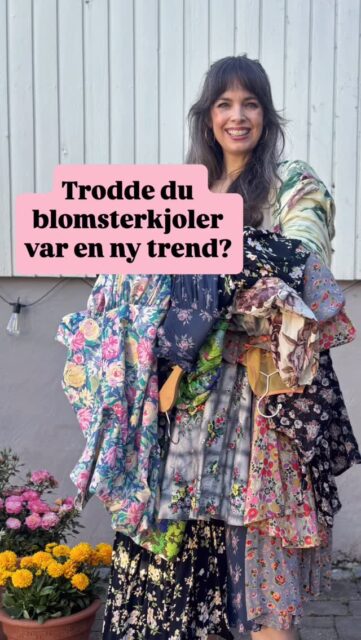 Elsket og hatet - her er 100 år med blomstrete kjoler! 💁🏻‍♀️🌼👗🌸 👗🌼
De kjolene som er til salgs i butikk er følgende: 1950, 1990, 2000 og 2020❣️Alle de andre tilhører min private samling og er ikke til salgs.😊

#tidstypisk #tingsomtålertidenstann #vintagekjole #vintagebutikk #vintageklær