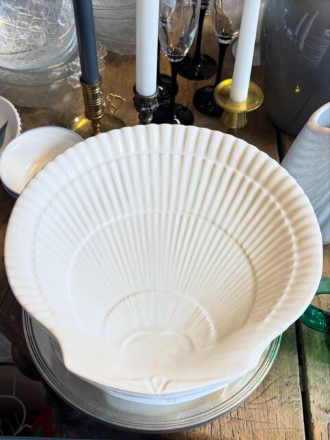 12 sommerlige middagstallerkener 🐚🍽️ keramikk fra Krowi, Portugal (noen er etikettmerket bak). Ø 26,5 cm. I god vintagestand, noen småriper. 125 kr pr stk. Selges enten 6 og 6, eller alle 12 samlet. Kjøpe nå med Vipps? Send melding. Må hentes, sendes ikke. 🐚