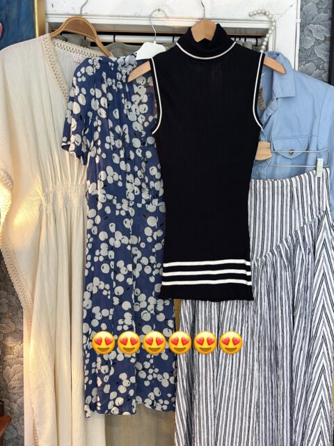 Lekker og elegant ribbestrikket, sort topp i viskose fra Dolce & Gabbana, str 38 😍 Obs! Trang hals- krever et lite hode! I butikk nå. 😎