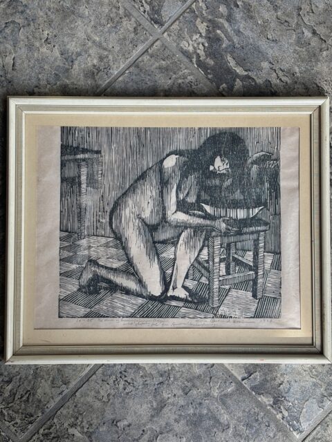 Signert grafikk av Hans Gerhard Sørensen (1923-1999), fra 1968. Det har en personlig hilsen (Til Maria og kvinneforføreren Asbjørn med gledelig jul …). Motiv av kvinne som vasker håret i bolle. Nr 12-25. Rammemål 51 x 41 cm. Pris: 1500 kr. Kjøpe nå med Vipps? Send melding, bildet må hentes.