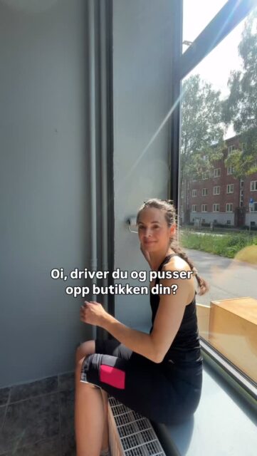 Satt litt på spissen her - men jammen har jeg fått mange spørsmål og ymse råd om hvordan jeg skal drive Tidstypisk! 😅 Gutse gjorde jeg da jeg sa opp fast kontorjobb for å starte bedriften i 2018 💅 Målet har hele tiden vært å drive Tidstypisk bærekraftig og lønnsomt både når det gjelder økonomi og arbeidstid, og ambisjonen er å ha byens koseligste vintagebutikk 😻Det betyr alt at både jeg og dere trives her! 💗 Nå pusser jeg opp og ommøblerer i butikken, for jeg har ingen planer om å flytte til et veldig mange ganger dyrere, mer sentralt lokale bare for å måtte ha enda mer åpent, flere ansatte, mer salgspress osv. Det er ikke slik jeg vil drive min bedrift per i dag. Dog er det utrolig viktig at dere bruker små butikker og at dere gidder å ta turen litt utenom byens vanligste handlegater, for det er klart at butikken min må gå rundt enten den ligger her eller der. In the end handler det jo alltid om salg og omsetning for en butikk. Så her er jeg rett og slett avhengig av at dere fortsetter å bruker Tidstypisk (og gjerne også enda mer enn før!) 🙌🏻 Gjør mitt beste for å fylle opp butikken med de fineste tingene da, og til ok priser 🤩 Velkommen hit til helga, lørdag og søndag 12-16. 📍Sinsenterrassen 10. 🧡💛