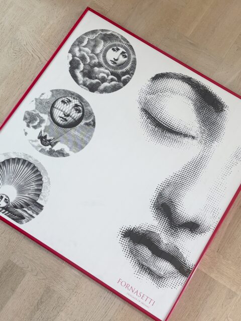 WOW! ✨ Vintage Piero Fornasetti «Designer of dreams»-poster, proft innrammet i glass og rødlakkert ramme fra 1995. Klassiske Fornasetti-motiver. Kunstplakaten skal være fra en utstilling på Victoria & Albert Museum i London i 1992, et sjeldent funn! 😻
I meget god vintagestand, noen ørsmå riper på rammen. Mål: 70 x 70 cm. Pris: 3500 kr. Må hentes, sendes ikke. Kjøpe nå med Vipps? Send melding 🤍❤️🖤