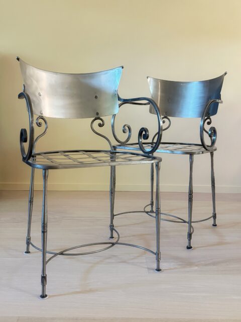 Et par skulpturelle og helt vanvittig fine, vintage italienske stoler i metall, i Hollywood Regency-stil, står i butikk i dag lørdag, åpent 12-16. Solide og stødige. Unike og sjarmerende - de tilfører hjemmet stil og personlighet på 123! Stolene er fra siste halvdel av 1900-tallet, og de er i meget god stand. Mål kommer. Pris per stk: 3500 kr. Selges helst samlet som et par. Må hentes, sendes ikke.