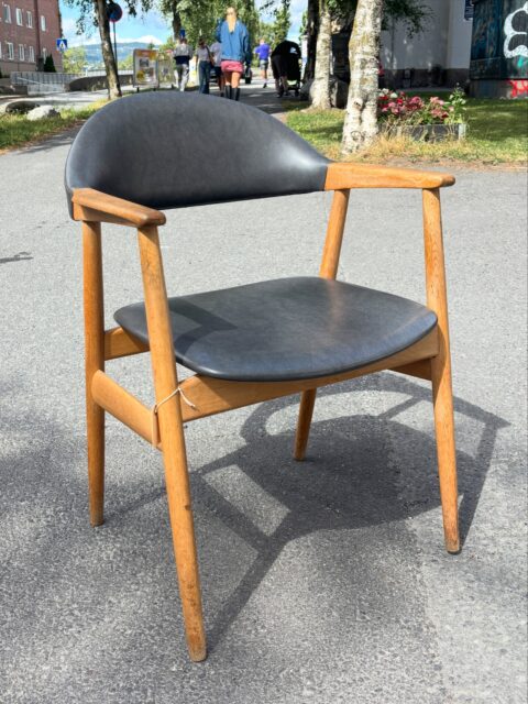 *SOLGT* 1900 kr for en superkul vintage karmstol i eik og sort skai, norsk 1960-talls fra Stian K. Hødnebø møbelfabrikk. H 44/77 cm, B 56 cm. I god stand. Står i butikk, åpent til 16! Løp og kjøp! 💃🏻🤗

#tidstypisk #tingsomtålertidenstann #stiankhødnebø