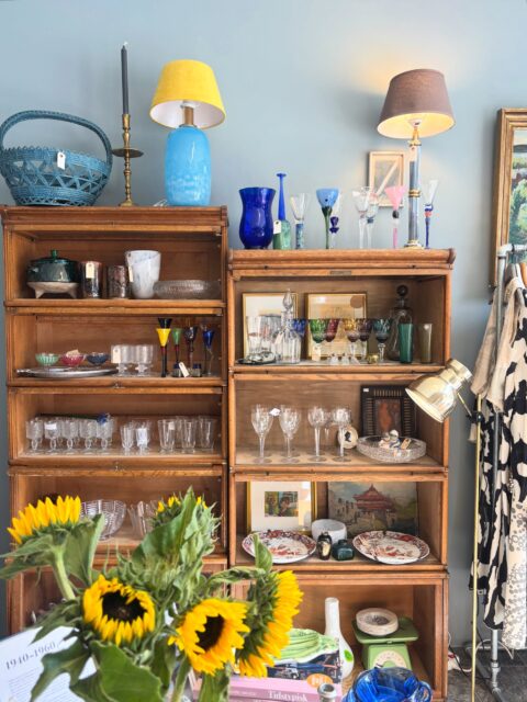 *SOLGT* Dagens favoritt er denne vidunderlige vintagelampen i blått glass - som virkelig popper med en skittengul lampeskjerm i fløyel 🩵💛 moderne stikk. 2100 kr for lampe inkl skjerm. H 53 cm inkl skjerm. Kjøpe nå med Vipps? Send melding. Sender dessverre ikke knuselige ting eller møbler i posten. Må hentes innen 1 uke i åpningstida. 🌻🩵💛