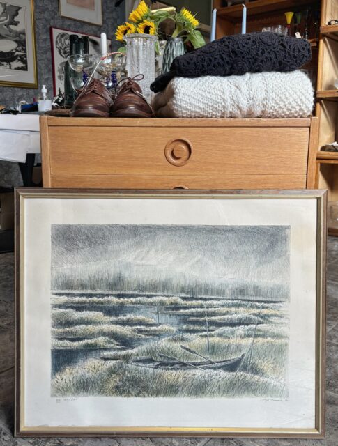 *SOLGT* Stemningsfull grafikk fra 1976 signert Alf Trana (1933-1981), norsk grafiker og tegner. Nummerert 169/265. Rammemål 68 x 55 cm. Oppheng bak. Noen små skjolder helt nederst nesten gjemt bak rammen, lite synlig. Pris: 1400 kr. Kjøpe nå med Vipps? Send melding. Må hentes, sendes ikke. Helgeåpent lørdag og søndag 12-16.