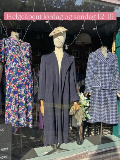 Har hengt ut vakre og anvendelige vintage-nyheter i klesavdelingen - ny sesong nærmer seg🌻Helgeåpent lørdag og søndag 12-16 ❣️ Sinsenterrassen 10. velkommen! 🤗 

Back to Work 💙 todelt 1970-talls-drakt i nydelig kvalitet fra britiske Windsmoor, ca str 38 (midje skjørt str 36-38). Ekte vintage!

Innsvingt jakke. Nydelig stoff og utrolig fine detaljer. Må prøves. Selges kun i butikk.

1930-talls blomstret kjole, str 38, og 1940-talls mørkeblå kåpe fra Amerika, str M-L 💙

Vintagekjole fra tidlig 1950-tall fra Alix of Miami - kvalitetsmerke fra USA. Str 38, kanskje også liten 40. Må prøves, selges kun i butikk.

Superfine detaljer og kvalitet, som den rosetten i midjen

Vintagekjole i et vakkert blomsterstoff, 1960-tall. Str 40-42. Forseggjort i ryggen👉🏻

Bare se her, nydelig rygg! Må prøves, selges i butikk🩷