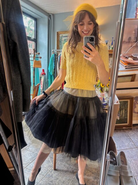 - Kjempefint, men når skal jeg bruke dette plagget? hører jeg nesten daglig kunder si i vintagebutikken min. Det kan være snakk om noe så hverdagslig og anvendelig som en sort 50-tallskåpe, et mønstret 70-tallsskjørt eller en blomstret kjole fra 1930-tallet. 

Mange kommer inn i butikken i treningstøy eller i jeans og allværsjakke, og da har de jo allerede mistet en anledning! Jeg tenker at hverdagen er full av anledninger: vintageshopping, bytur, tur med hunden i parken, kafe med venner, til og fra jobb, på jobb (med mindre man har et yrke som krever uniform), til og fra matbutikken, på besøk, på kino, i operaen, på reise… ja, alle disse anledningene egner seg til å bruke de fine klærne du drømmer om å gå i. Det er lov å skifte til koseklær når du kommer hjem. Jeg ligger heller ikke i tyllskjørt og ser på film i sofaen om kvelden. Og til trening og på tur i skogen gjelder så klart egnet trenings- og fritidstøy.

De aller færreste har ballinvitasjoner i kalenderen. Du må lage deg anledningene selv. Det handler faktisk veldig mye om å gidde! 🙃 De aller fleste argumentene mot å kle seg i de fine klærne sitter i hodet. Det er helt sant, og du kan fortsette å lure deg selv til å tro at du ikke har noen anledninger til å bruke klærne, men det har du! Du er ikke for gammel, du er ikke for ung, du er ikke for tykk, du er ikke for tynn (argumenter jeg hører ukentlig 🙈) Du må faktisk bare kle på deg de fine klærne og se på dem med samme øyne som når du kler på deg undertøy, sokker osv: helt vanlige klær, bare litt finere og gøyere 🤩 jeg håper jeg kan inspirere deg til å bruke litt andre klær enn det du ellers ville ha tatt på deg. Trenger ikke engang å være vintage eller brukt! 🤩 

Jeg ser så mange drømmer som stopper i døra på vei ut av butikken, men som enkelt kunne vært satt ut i live og skapt litt ekstra glede en helt vanlig dag. Fine klær kan til og med være ganske komfortable, og ikke så verst praktiske! 🤗💃🏻

Søndagens vintageoutfit (mine egne klær) ble et 1950-talls tyllskjørt fra Steen & Strøm, med et lysegult tyll-underskjørt under, en hjemmestrikket vintagegenser og en matchende hatt med tyll fra 1950-60-tallet. Gøy, gul og glad! 🤗💛