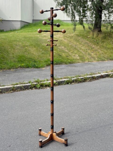 Superkul vintage stumtjener i eik, i skulpturell Sputnik-stil. Et smykke i rommet, denne kan du standsmessig la gjestene henge fra seg jakkene på! H 172 cm, fot nederst: 37 x 37 cm. Pris: 2700 kr. I meget gode# vintage stand. Ønsker du å kjøpe denne nå med Vipps, send meg en melding. Må hentes, sendes ikke