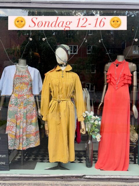 Sjekk nyhetene på dukkene - fine vintageklær som enkelt kan tas med fra sommer til høst! Søndagsåpent 12-16, velkommen!🤗 

Og ellers bugner butikken av vintageinteriør, lamper og småmøbler, blant annet noen superfine stoler! 

Søt 1970-80s kjole med capejakke (str 36) og dus sennepsgul 1950-talls kåpe, str M

Fantastisk korallrød selskapskjole vintage 1970-80s, str 36

Nyheter på dukkene i vinduet. Kom gjerne innom for å prøve! 

Superfin og anvendelig tredelt drakt i beige ull fra 1940-tallet, str 38 (skjørt midje str 36-38)

Velkommen!🤗