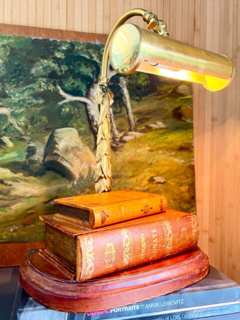 *SOLGT* Sjarmerende og justerbar pianolampe i messing, skinn og tre, vintage fra Italia. Gjør seg også fint som nattbordslampe, den ene boka er en skuff som kan huse smykker og andre småting ved senga. H 40 cm, fot 21 x 27 cm. Moderne stikk. Kjøpe nå med Vipps? Send melding. Må hentes, sendes ikke. 📚