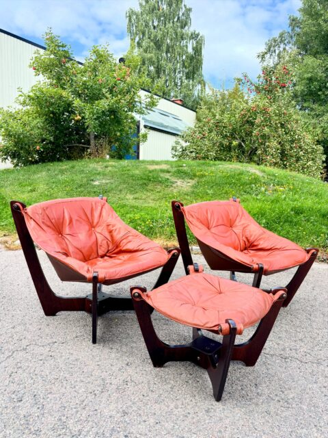 *SOLGT* Luna, design Odd Knutsen for Hjellegjerde, 1970-tall. To vintage loungestoler og én krakk i konjakkfarget skinn og brunbeiset tre. Det er et par år siden jeg har hatt Luna og Sonic inne, men jammen har jeg fått mange forespørsler fra folk på jakt etter slike stoler. Og nå er altså sjansen her igjen! 🤗 Dette settet er i god vintagestand, med patina og bruksspor som forventet med tanke på alder og bruk. Sveip for video og detaljbilder. Settet selges samlet for 4000 kr og det må hentes, sendes ikke. Kjøpe nå med Vipps? Send melding. Nb!❣️Jeg har ikke oppbevaringsplass i solgte møbler i butikken = må hentes raskt 💋 Onsdag 14-18.