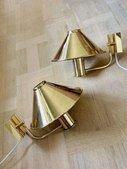 Et par fine vintage vegglamper i messing fra Høvik Lys’ Skomakerserie formgitt av Jonas Hidle, 1970-80-tall. Fin og blank messing, kun ørsmå bruksspor- i god vintagestand. Moderne stikk. Mål: H 21 cm. D 31 cm. Ø skjerm 24,5 cm. 1000 kr per stk. Kjøpe nå med Vipps? Send melding. Må hentes, sendes ikke.