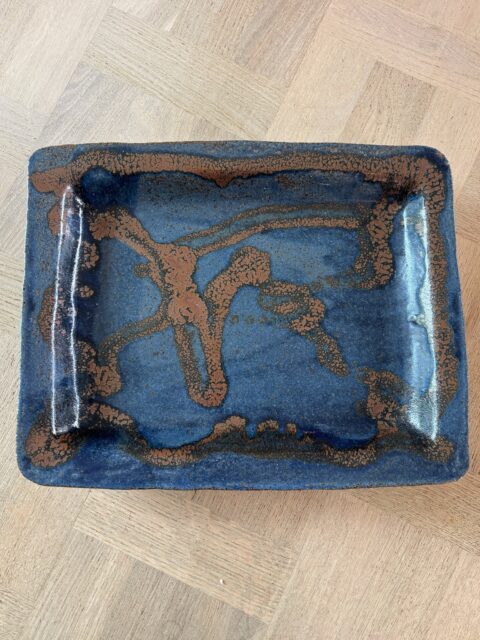 Flott vintage keramikkfat i den superfine fargekomboen mørkeblått og brunt. Fra 1976, signert JF (ukjent kunstner). 30 x 39,5 cm. 1200 kr. Kjøpe nå med Vipps? Send melding. Må hentes. 💙🤎