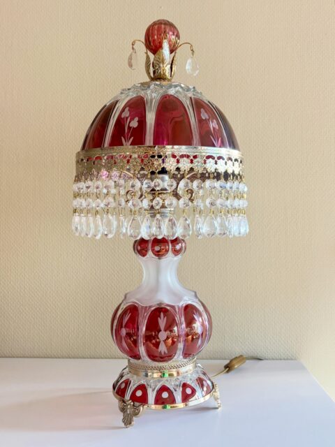Det største sukkertøyet 💖 Stor (❣️se mål) og usedvanlig glamorøs vintagelampe i bringebærrosa glass og glitrende prismer ✨✨ Over the top maksimalistisk og bare helt fantastisk! I god vintagestand med moderne stikk. Mål: H 57 cm. Ø skjerm 25 cm. Ø fot 15 cm. Pris: 2900 kr. Må hentes, sendes ikke. Kjøpe nå med Vipps? Send melding.