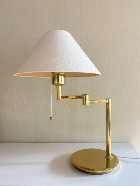 *SOLGT* Rekk opp hånda alle som vokste opp med slike Høvik Lys’ Swing-lamper hjemme på 1980-90-tallet 🙋🏻‍♀️ Superfin Swing bordlampe i messing i butikk nå- denne sklir rett inn mtp dagens interiørtrender også. Justerbar arm. Moderne stikk. Lampen er i veldig god stand, flott pg blank messing. H 51 cm. Ø skjerm: 32 cm. Ø fot 20 cm. Pris: 1450 kr inkl skjerm. Ønsker du å kjøpe lampen nå med Vipps? Send melding, lampen må hentes, sendes ikke. Onsdag 14-18. ✨✨✨