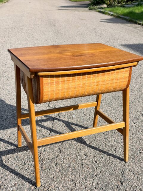*SOLGT* Vintage 1950-60-talls teakbord/sybord med fin skuff til håndarbeid eller annet småtteri, nett og fin størrelse. Norsk produksjon. I god vintagestand- med noe bruksspor/merke på bordplaten (reflektert i prisen). Lite synlig med pynteting oppå. Mål: 49 x 42 cm, H 53 cm. Pris: 950 kr. Må hentes, sendes ikke. Kjøpe nå med Vipps? Send melding.