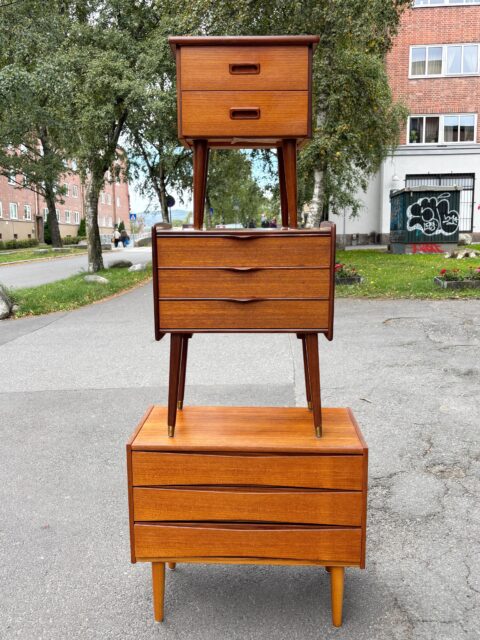 Teak på teak på teak! 👉🏻Sveip for flere bilder, mål og pris på de ulike. Kjøpe nå med Vipps? Send melding. Møbler må hentes, sendes ikke. ✨🌻🍁

Spekter kommode formgitt av Fredrik Kayser for Skeie & co møbler, 1950-60-talls norsk design. Skuffene glir lett. Mål: H 60 cm, B 70 cm, D 36,5 cm. Pris: 3000 kr. Kommoden er i god vintagestand, nydelig glød. Litt småriper helt ytterst på kanten.

Nett og pent nattbord i teak, 1960-talls. Skuffene glir lett. Mål: H 50,5 cm, B 40, D 31 cm. Pris: 1500 kr. I god vintagestand med bitte litt patina som gamle møbler alltid har med tanke på alder og bruk.

*SOLGT* Lekker, liten kommode i teak, flott glød og pene håndtak. 1950-60-talls, mid century modern. Skuffene glir lett. Mål: H 64 cm. B 52 cm, D 31 cm. Pris: 2500 kr. I god vintagestand- ørlite patina.