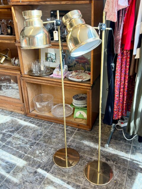 Et par stilige justerbare lese-/stålamper i messing, vintage 1979-80-talls. Fra produsenten Hemi, ant. danske. Moderne stikk. I god vintagestand med fin patina. H maks ca 140 cm, Ø fot 24 cm. Pris pr stk: 1800 kr og 1500 kr (den ene har en ørliten bulk i skjermen, ikke så veldig synlig). Begge samlet 3000 kr. Må hentes, sendes ikke. Kjøpe nå med Vipps? Send melding.