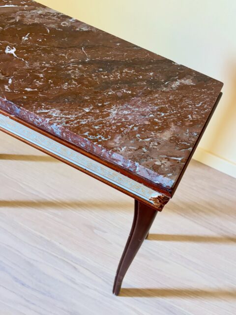 *SOLGT* Et helt nydelig vintage konsollbord med mørkerødbrun steintopp og lett buede ben, 1960-talls fra AB Glas & Trä, Sverige. Sølvskimrende kant med mønster. Mål: 61 x 26 cm, H 60,5 cm. Meget pent og i god vintagestand med ørlite patina. Pris: 1950 kr. Kjøpe nå med Vipps? Send melding. Må hentes. Onsdag 14-18.