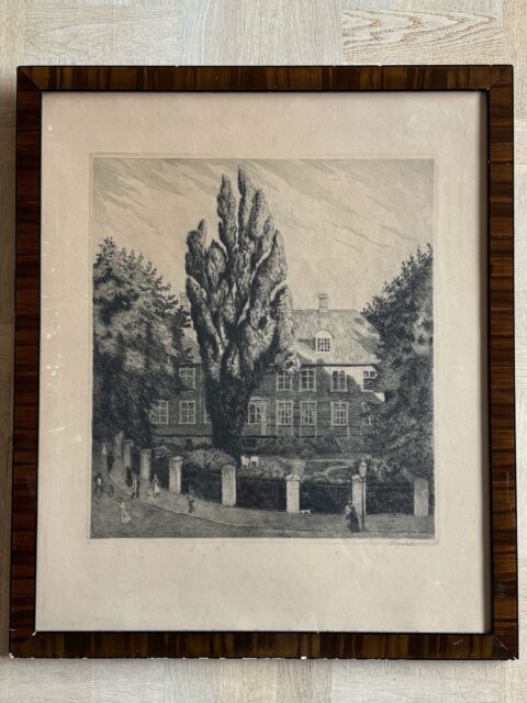 Vintage, muligens antikk grafikk/radering med motiv av det gamle Rikshospitalet/Militærhospitalet i Oslo, signert den norske billedkunstneren og illustratøren Severin Vincent Heiberg Segelcke (1867-1940). I glass og ramme med mål 60 x 71 cm. Litt patina. Pris: 1800 kr. Kjøpe nå med Vipps? Send melding. Må hentes, sendes ikke. Åpent torsdag 14-18. 💫