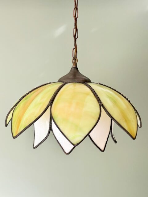 Svært dekorativ vintage lotus-pendellampe i Tiffany-stil, 1980-90-tall. Ø ca 43 cm, H ca 80 cm opp til takopp. Kobles til sukkerbit i taket. Gir vakkert lys. Pris: 2000 kr. Kjøpe nå med Vipps? Send melding. Må hentes. Sendes ikke. 💋❣️bilder tatt hjemme hos meg, kun lampen er til salgs. Helgeåpent, lørdag og søndag 12-16 🌼🌸